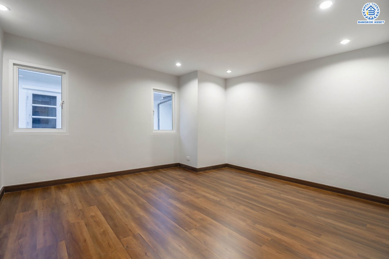 บ้านมือสองตกแต่งใหม่ ม.เพชรวัฒนะ เลียบคลองประปา บ้านเดี่ยวเนื้อที่ 50 ตร.ว. ฟังก์ชันพร้อม 3 ห้องนอน 3 ห้องน้ำ จอดรถได้ 2 คัน บนทำเลเชื่อมต่อแจ้งวัฒนะ, ถนนศรีสมาน, ถนนสรงประภา เดินทางสะดวก ใกล้ทางด่วน "อุตราภิมุข" และรถไฟฟ้าสายสีแดง "สถานีหลักสี่"